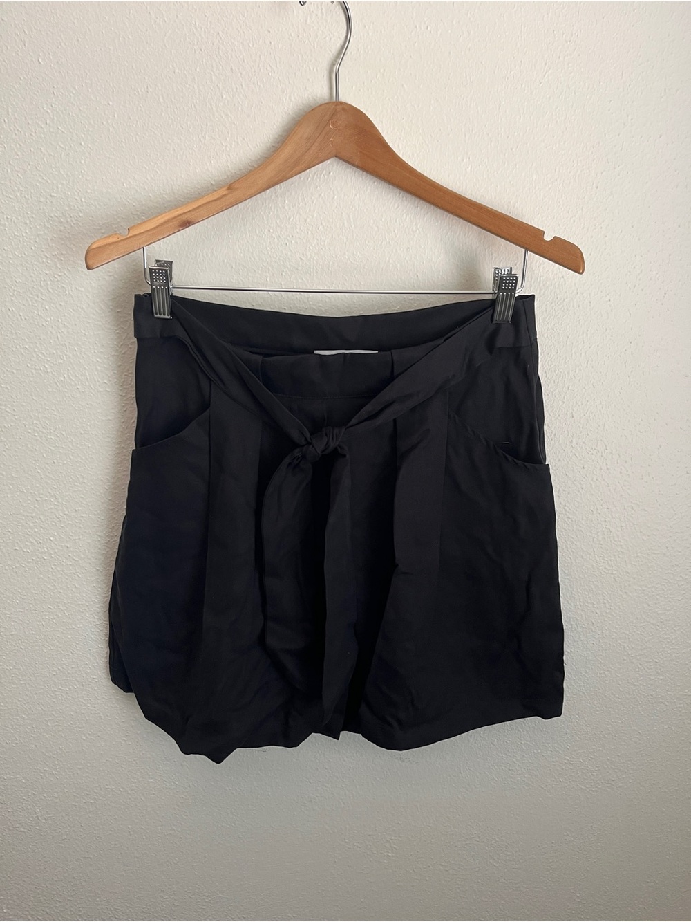 Chic belted high waist short